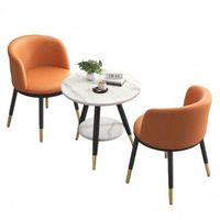 Table de négociation moderne et décontractée, table ronde de style café, petite table et chaises assorties, tendance sur les réseaux sociaux
