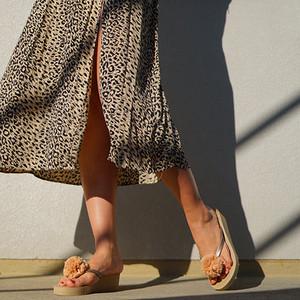 Sandales tongs à plateforme moyenne en raphia avec pompons - Product Image 1