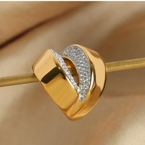 Bague Chunky Lèvres Style Hip Hop en Acier Inoxydable Plaqué Or 18K avec Zircon Cubique, Bijou Étanche - Product Image 3
