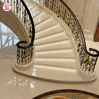 Escalier en spirale en marbre crème marfil sur mesure, marches en pierre beige naturelle pour villa haut de gamme, marches d'escalier courbes en marbre poli