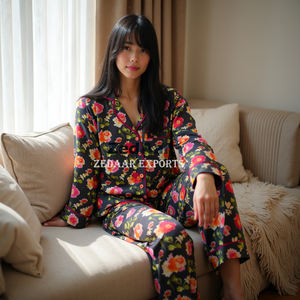 Ensemble de pyjama en coton élégant pour femmes de haute qualité Vêtements de nuit confortables à imprimé floral pour l'été personnalisables - Product Image 1