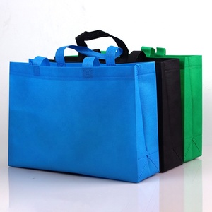 Bolsas de tela no tejida universales para publicidad de ropa, venta al por mayor del fabricante, con base angulada, logotipo serigrafiado y parche reciclable - Product Image 4