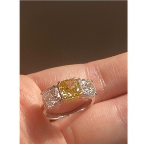 Bague de fiançailles en or massif 14 carats avec trois diamants de laboratoire jaunes taille coussin 2 carats, sur mesure, pour mariage, certifiée - Product Image 5