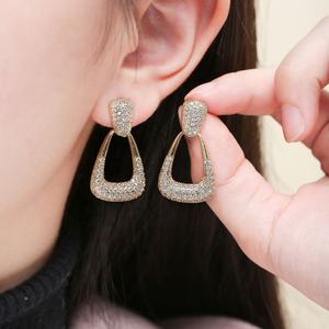 Pendientes de Mujer con Cristales Brillantes y Mariposas de Aleación Chapada en Oro, Moda Avanzada, Lujo Ligero, Delicados y Elegantes - Product Image 1