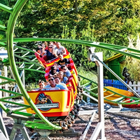 Parc d'attractions, aire de jeux extérieure pour enfants, faire du roller coaster