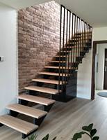 Escalier Courbé Moderne de Luxe pour Intérieur avec Marches en Bois et Garde-Corps en Acier et Verre – Durable et Sûr pour la Décoration Intérieure