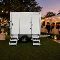 Solution d'assainissement pour sites d'événements extérieurs et rassemblements publics, avec un design moderne et durable : Remorque de toilettes mobiles de luxe remorquable