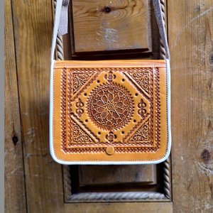 Sac bandoulière bohème marocain marron pour femme avec motif gaufré, fermeture à boucle à rivets, capacité moyenne, style toutes saisons - Product Image 1