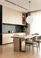 Buffet sur mesure en chêne clair de luxe avec casier à vin, organisateur imperméable et résistant aux taches pour coin cuisine d'appartement