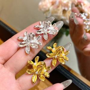 Pendientes de Perlas con Flores Exageradas Chapadas en Oro Estilo Coreano, Regalo Personalizado para Mujer - Product Image 1