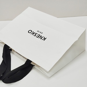 Sacs cadeaux en papier kraft plat de haute qualité avec options de logo personnalisé pour les promotions en supermarché, pour les vêtements et les chaussures - Product Image 3