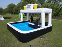 Bar gonflable de piscine pour extérieur, idéal pour les fêtes, fourni directement par l'usine, personnalisable pour les soirées et les événements.