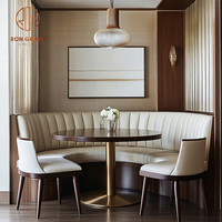 Ensemble de mobilier de café, restaurant, table ronde en bois, canapé incurvé beige et deux chaises individuelles pour les espaces de restauration