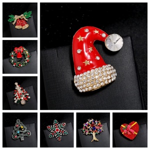Broches en émail de haute qualité, créatives et portables, en alliage compact résistant aux chutes, motifs couronnes de Noël, vente en gros par lots - Product Image 3