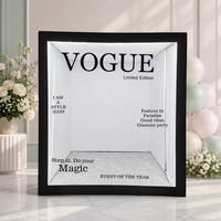 Photomaton grand format en forme de couverture de magazine avec éclairage LED et intérieur en tissu pour mariage et fête