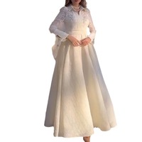 Robe à manches longues style rétro avec dentelle perlée, taille ornée de strass, coupe ajustée blanche sur le devant