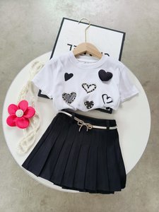 Completo estivo da ragazza con cuore decorato con borchie, top a maniche corte e gonna a pieghe tinta unita - Product Image 5