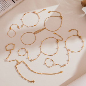 Pulsera de Mujer Hecate Pearl 5AZircon Butterfly con Cadena de Mano en Forma de Mariposa, Chapada en Oro Real de 18k, Cadena de Perlas Redondas, Estrella del Amor - Product Image 2