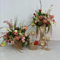 Arrangement floral artificiel de luxe moderne en soie rouge et or, avec supports dorés de 60 cm, pour centre de table de mariage, banquet et réception