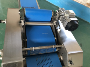 Machine à fabriquer des <span class=keywords><strong>croissants</strong></span> Ligne de production de <span class=keywords><strong>croissants</strong></span> entièrement Mouleur/rouleau/cutter à <span class=keywords><strong>croissants</strong></span> en stock au meilleur prix à vendre - Product Image 6