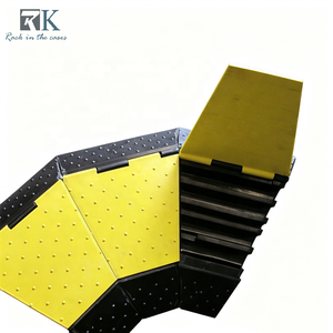 Rampe de protection de câbles facile à installer, en caoutchouc, avec couvercle jaune en PVC, pour usage extérieur et intérieur - Product Image 1