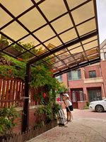 Abri de voiture moderne de luxe à poteau unique en aluminium thermolaqué avec toit en polycarbonate, abri extérieur étanche pour une seule place de stationnement pour villas