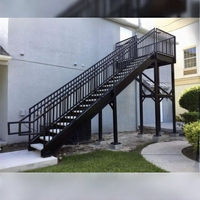 Escalier extérieur moderne en acier avec marches grillagées et plateforme d'entrée pour cour résidentielle – Durable et sur mesure
