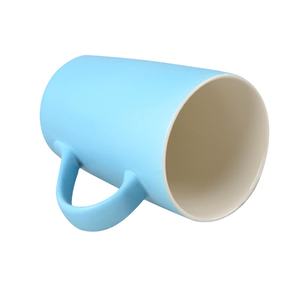 Taza de café en blanco blanca con mango colorido al por mayor, tazas de cerámica personalizadas por sublimación - Product Image 3