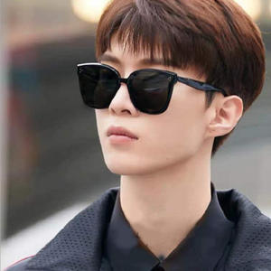 Gafas de Sol Polarizadas Gm Modelo R, Montura Negra, Cuadradas Grandes, Unisex, Protección UV400, Lentes de PC - Product Image 3