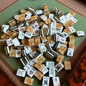 Mahjong Americano de Lujo con Patrón de Madera de Burl, 160 Piezas, 4 Acrílicos en Tonos Ricos del Bosque, para Viajes y Juego en Casa, Directo de Fábrica HIMORE - Product Image 6