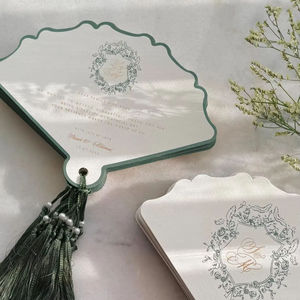 Menú de Boda con Borde Festoneado, Corona Floral Verde, Monograma, Borla de Perlas, Papelería para Mesa de Boda - Product Image 2