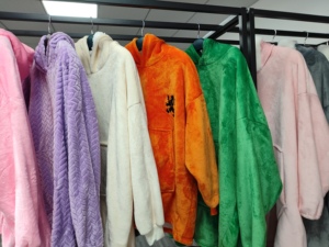 Coperta <span class=keywords><strong>con</strong></span> <span class=keywords><strong>Cappuccio</strong></span> Riscaldata USB Personalizzata OEM ODM, Felpa in Sherpa <span class=keywords><strong>con</strong></span> Maniche, Coperta Terapeutica Riscaldante <span class=keywords><strong>con</strong></span> <span class=keywords><strong>Cappuccio</strong></span> - Product Image 3