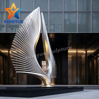 Statue d'art moderne en acier inoxydable poli de grande taille avec des ailes d'ange abstraites pour la décoration de jardin et de cour extérieurs