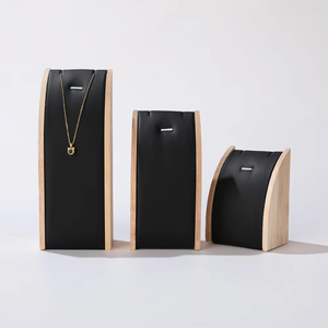 Support de présentation de bijoux en cuir noir EQ EQ863 avec plateau organisateur pour le rangement des colliers, des pendentifs et des chaînes - Product Image 3