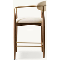 Tabouret de bar artisanal en chêne massif, siège et dossier rembourrés en tissu, accoudoirs et repose-pieds en acier laqué laiton