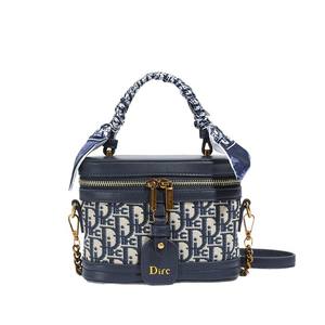 Sac à main carré élégant pour femme. Avec fermeture éclair. Fabriqué en matériau PU de haute qualité. - Product Image 1