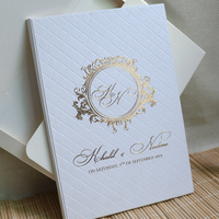 Invitation de mariage de luxe personnalisée avec couverture rigide à texture diamantée, estampage à chaud en feuille d'or, livret à deux volets avec enveloppes