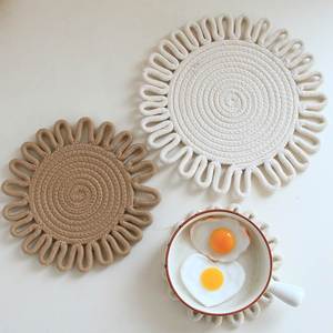 Sous-plat en coton tissé fait main de style nordique, exclusivité transfrontalière, en forme de fleur, pour table à manger, isolation quotidienne pour la maison et la cuisine - Product Image 1