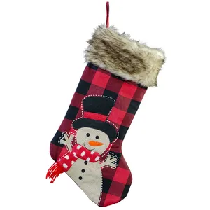 Bolsa de Regalo Navideña de Felpa con Bordado, Diseño a Cuadros Rojos, Estilo Retro, para Colgar en el Árbol de Navidad - Product Image 5