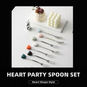 Juego de Cubiertos Creativos con Forma de Corazón, de Acero Inoxidable con Acabado Espejo, Cuchara para Postre, Cuchara para Café, Tenedor para Pastel, con Mango de Cerámica - Product Image 2