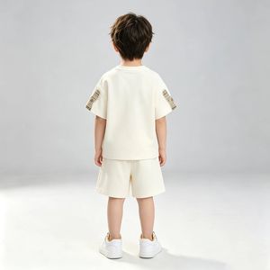 Completo Estivo Tre Pezzi su Misura per Ragazzi, Stile Gentiluomo, Tessuto in Misto Cotone, Laccetto Posteriore con Logo del Marchio - Product Image 3