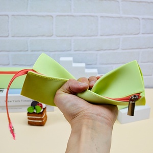 Sac de rangement Wayhive en silicone moulé pour cosmétiques et outils, étui à crayons anti-poussière, <span class=keywords><strong>trousse</strong></span> de maquillage suspendue - Product Image 1