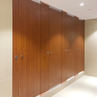 Mamparas de Baño HPL Fenólicas DEBO de Buena Calidad con Varios Acabados para Edificios Comerciales