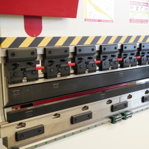 Prensa plegadora CNC de precisión con presión servoaccionada y ajuste de fuerza de flexión personalizable - Product Image 4