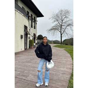 Sudadera con capucha azul marino para mujer con E bordado - Product Image 2