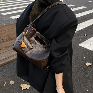 2025 cao cấp thiết kế túi tote phong cách cổ điển công suất lớn Túi đeo vai màu rắn tối giản Túi Đeo Chéo Nữ - Product Image 4