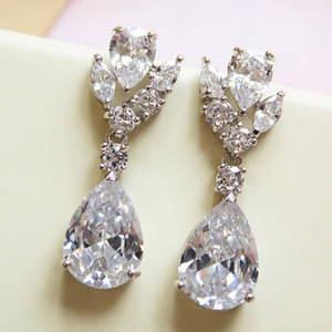 Orecchini Pendenti a Goccia con Zirconi, Eleganti Orecchini Pendenti di Lusso Leggero per Donne - Product Image 2