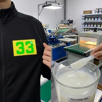 Encre de silicone liquide brillante fabriquée en Chine pour la sérigraphie d'étiquette en tissu/impression par transfert