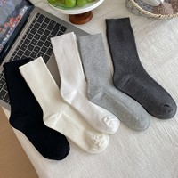 Mode noir blanc gris rayé respirant tricoté femmes coton équipage Tube chaussettes personnalisées pour les femmes bas quantité minimale de commande