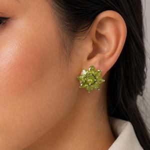 Boucles d'oreilles clous florales en argent sterling 925 plaqué rhodium avec péridot - Product Image 1